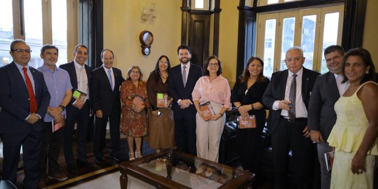 André Epifânio Martins lança livro sobre investigação do Ministério Público e reúne autoridades no Palácio Rio Negro