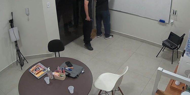 Professor é esfaqueado por adolescente em aula de reforço em Manaus