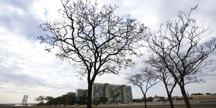 Grande parte do país tem temperaturas elevadas nesta terça-feira