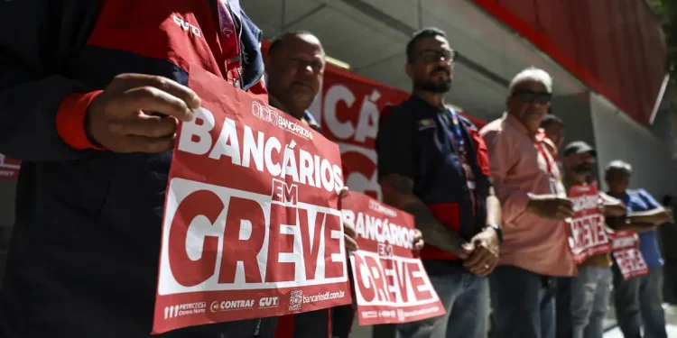Bancários fazem paralisação nacional de 24 horas nesta quinta-feira