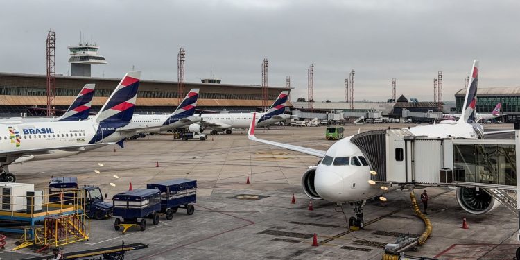 Anvisa atualiza regras de segurança sanitária para aviões e aeroportos