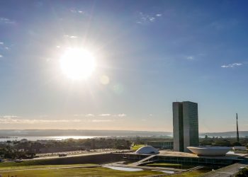 Congresso vota nesta semana fim da escala 6x1 e "taxa das blusinhas"