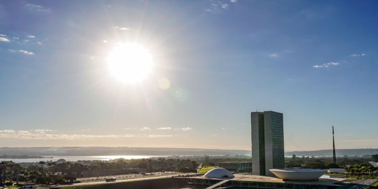 Congresso vota nesta semana fim da escala 6x1 e "taxa das blusinhas"