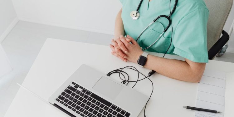 Operação da PF mira esquema de venda de diplomas de Medicina
