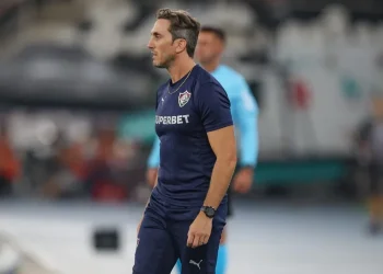 Fluminense busca técnico após demissão de Zubeldía; veja nomes no mercado