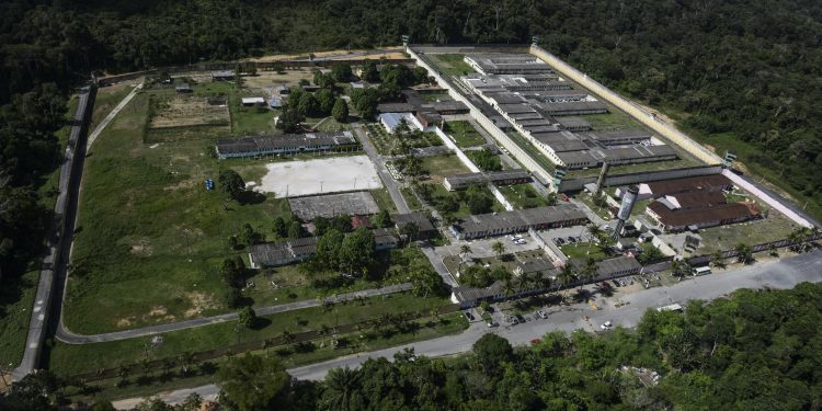 Motim de policiais militares presos em Manaus mobiliza Bope e deixa agentes reféns