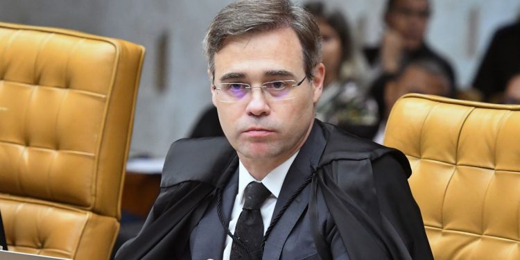 Mendonça volta a suspender multas sobre saúde mental no trabalho