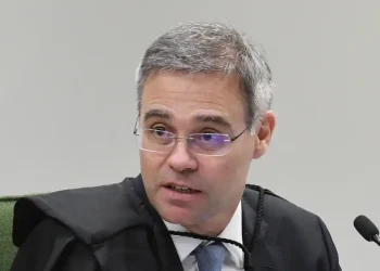 Mendonça vota para manter decisão de retirar posts de Nossa Senhora