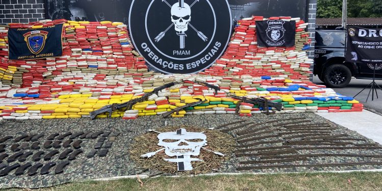 Forças de segurança apreendem 4,5 toneladas de skunk e armamento de guerra no Amazonas