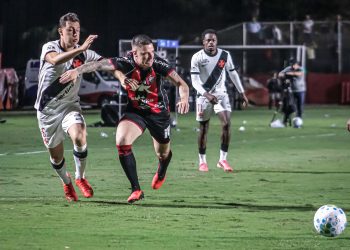 Vasco supera Vitória fora de casa e vai para semifinal da Copa do Brasil