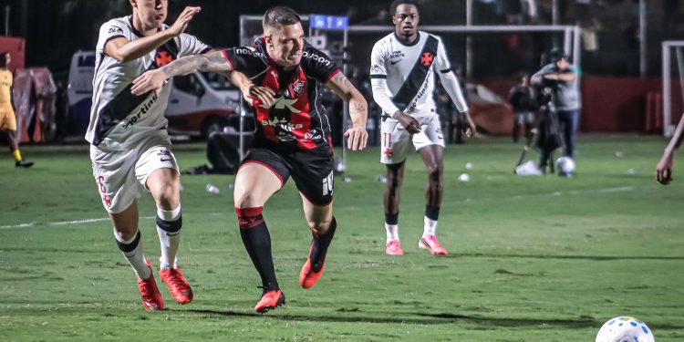 Vasco supera Vitória fora de casa e vai para semifinal da Copa do Brasil