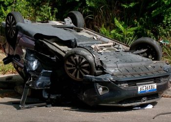 Carro capota e motorista fica preso nas ferragens após colisão em Manaus