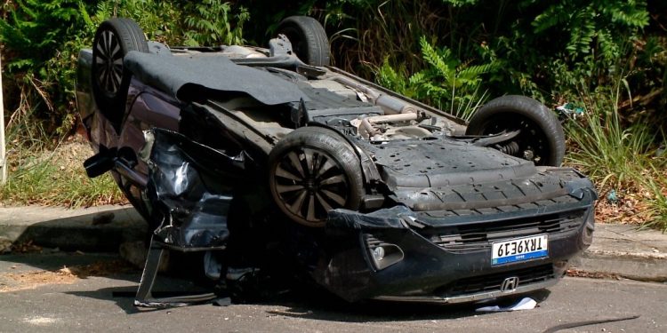 Carro capota e motorista fica preso nas ferragens após colisão em Manaus