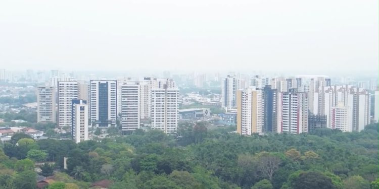 Fumaça que encobre Manaus é transportada de outros estados, apontam pesquisadores