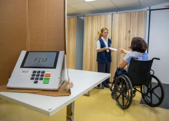 TRE-AM oferece transporte gratuito para pessoas com deficiência nas Eleições 2026