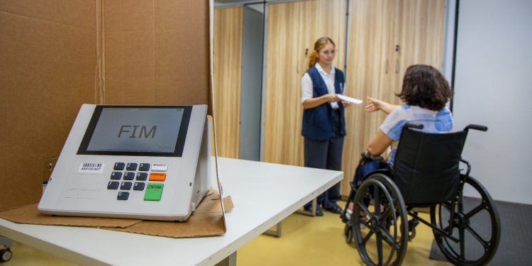TRE-AM oferece transporte gratuito para pessoas com deficiência nas Eleições 2026