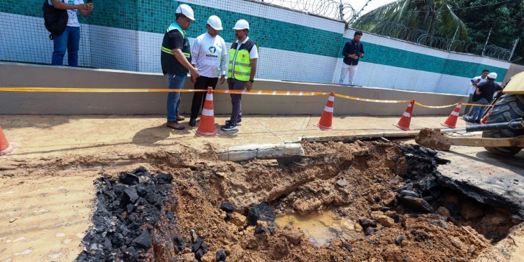 Avenida Ipase é liberada para tráfego de veículos após rompimento de adutora