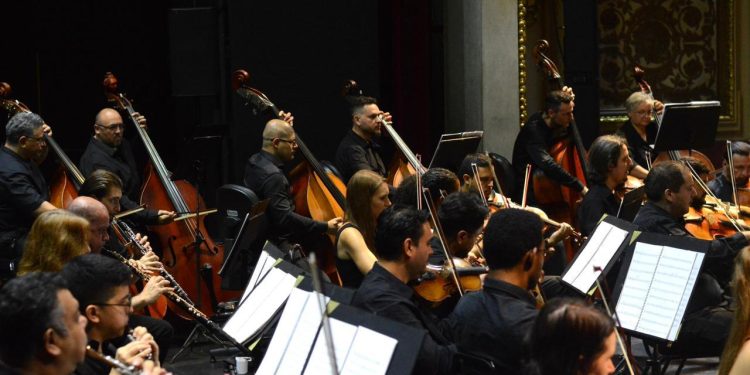Quatro corais e Amazonas Filarmônica abrem o 11º Festival Amazonas de Corais no Teatro Amazonas
