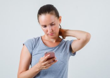 Uso excessivo do celular pode aumentar risco de dores no pescoço e nas costas