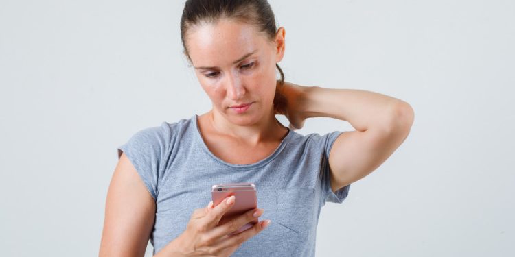Uso excessivo do celular pode aumentar risco de dores no pescoço e nas costas