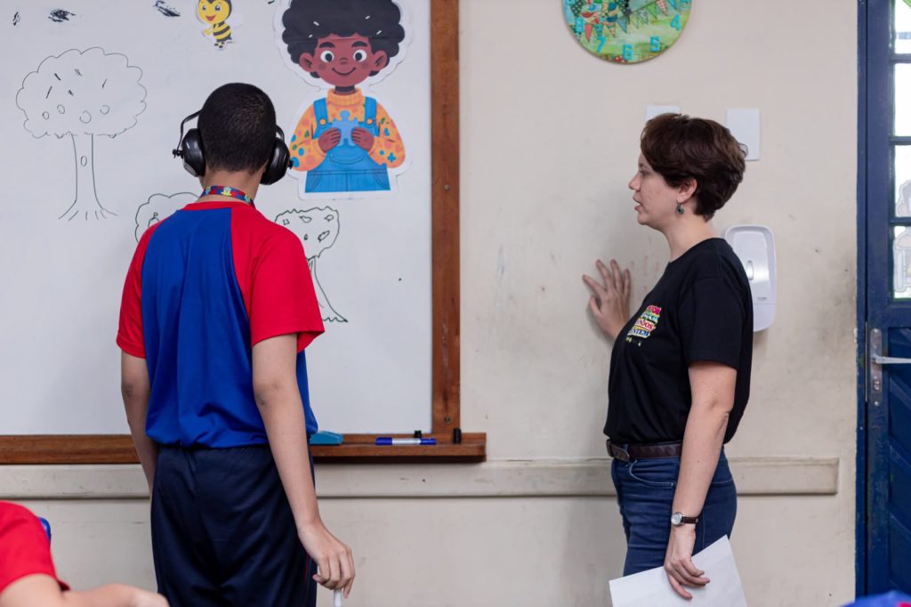 "Corpos que Dançam, Mundos que Sentem" realiza atividades com alunos da Educação Especial da Escola Fueth Paulo Mourão Através da dança, artes visuais e música
