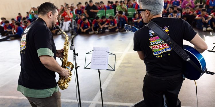 "Corpos que Dançam, Mundos que Sentem" realiza atividades com alunos da Educação Especial da Escola Fueth Paulo Mourão Através da dança, artes visuais e música