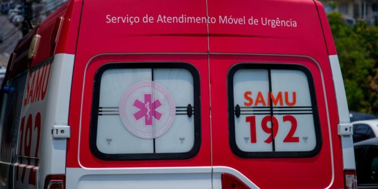 Defensoria aponta que retenção de macas deixou mais de 2,2 mil pessoas sem atendimento do SAMU em Manaus