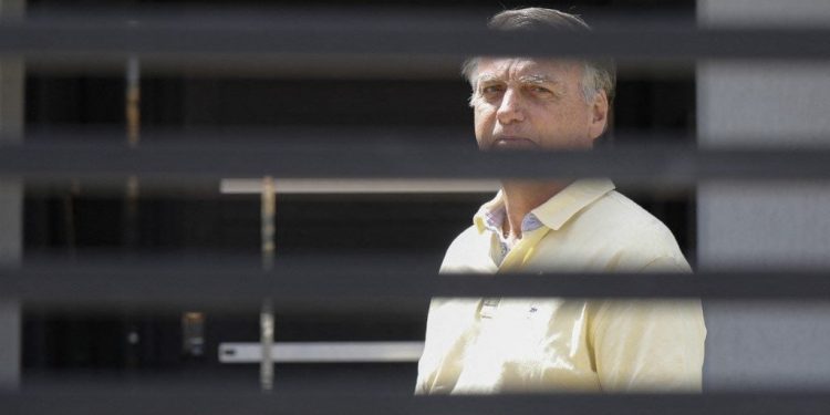 STF: defesa de Bolsonaro pede suspensão do cumprimento da pena
