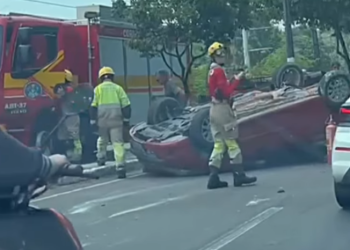 Carro capota e causa congestionamento na Avenida Rodrigo Otávio, em Manaus