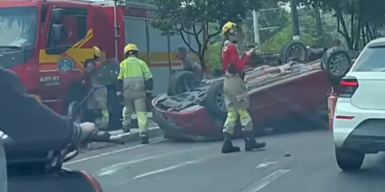 Carro capota e causa congestionamento na Avenida Rodrigo Otávio, em Manaus