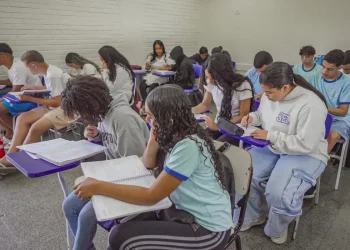 Brasil melhora desempenho escolar no longo prazo, mas patamar é baixo