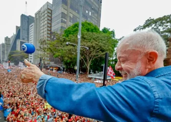 Ato pela reeleição de Lula leva milhares à Avenida Paulista