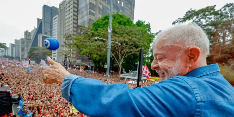 Ato pela reeleição de Lula leva milhares à Avenida Paulista