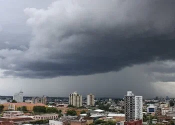 Madrugada chuvosa traz alívio temporário ao ar de Manaus