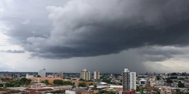 Madrugada chuvosa traz alívio temporário ao ar de Manaus