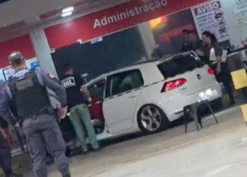 Dois jovens são assassinados a tiros em posto de combustível na Avenida do Turismo