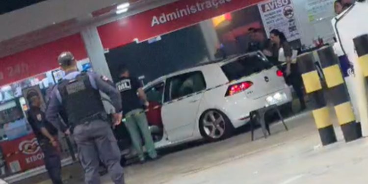 Dois jovens são assassinados a tiros em posto de combustível na Avenida do Turismo