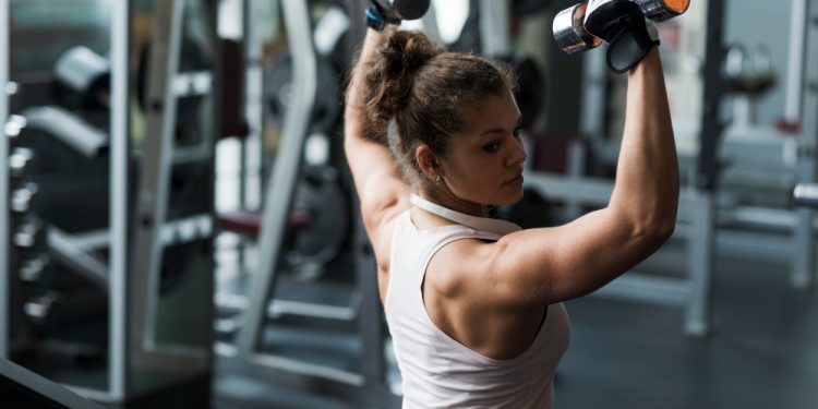 Hipertensão não impede prática de musculação, mas treino deve ter acompanhamento, alerta médica
