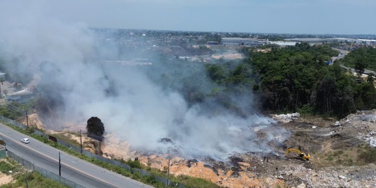 Manaus lidera ranking de pior qualidade do ar no Brasil após incêndio em lixão privado