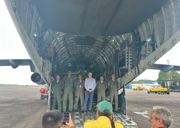 Ministro do Meio Ambiente visita avião militar usado no combate aos incêndios no Amazonas