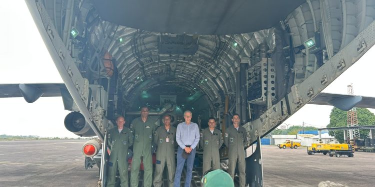 Ministro do Meio Ambiente visita avião militar usado no combate aos incêndios no Amazonas