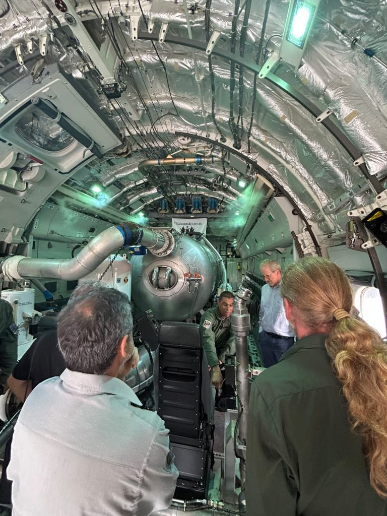 Ministro do Meio Ambiente visita avião militar usado no combate aos incêndios no Amazonas