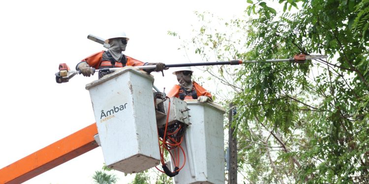 Âmbar Energia realiza 2,3 mil ações na rede elétrica do Amazonas em uma semana