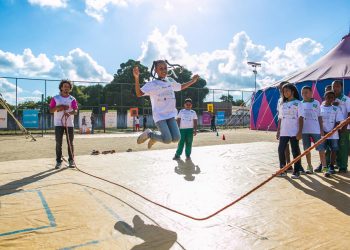 Dia das Crianças: esportes de verão são tendência entre os pequenos e personal explica benefícios