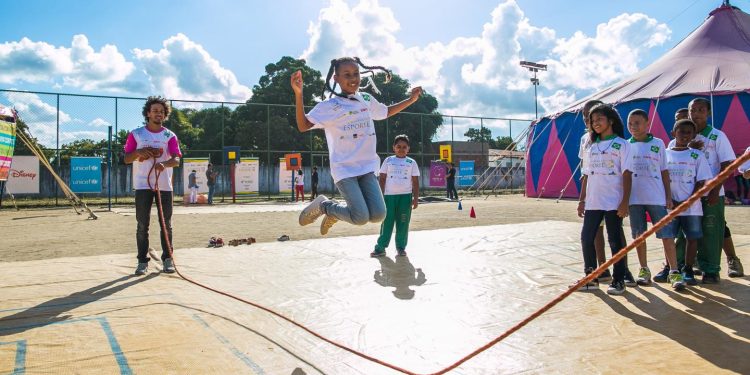 Dia das Crianças: esportes de verão são tendência entre os pequenos e personal explica benefícios
