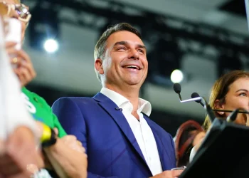 Flávio Bolsonaro confirma presença no debate da Band