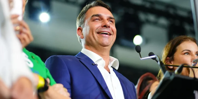 Flávio Bolsonaro confirma presença no debate da Band