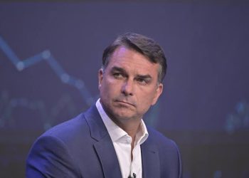 PF vai à casa de Flávio Bolsonaro para recolher passaporte após ordem de Moraes