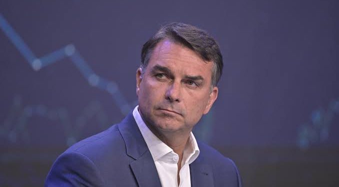 PF vai à casa de Flávio Bolsonaro para recolher passaporte após ordem de Moraes