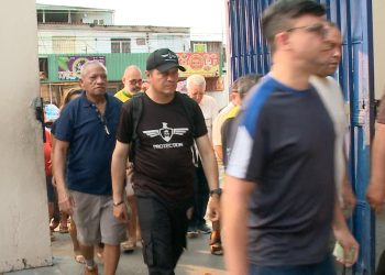 Eleitores chegam cedo e enfrentam sujeira de ‘santinhos’ nas ruas de Manaus no domingo de eleições